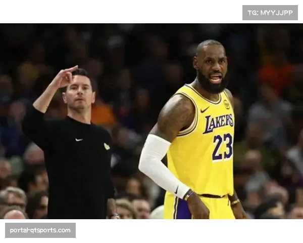 场边花絮：詹姆斯与观众席上的雷迪克就战术板进行短暂交流